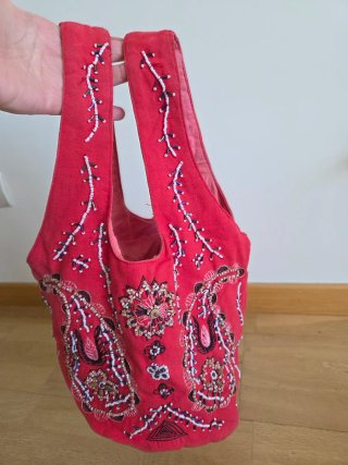 Bolso rojo con abalorios