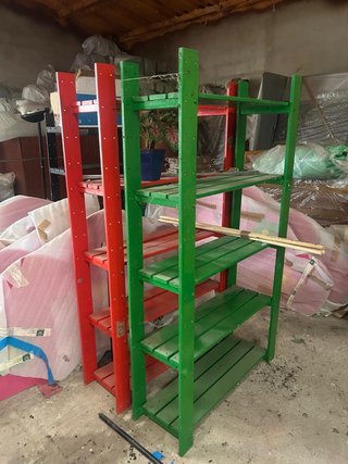 Estanterías de madera verdes y rojas
