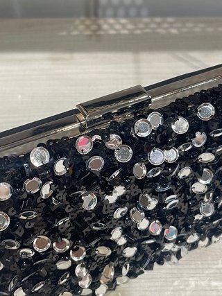 ¡Espectacular bolso de mano tipo clutch!