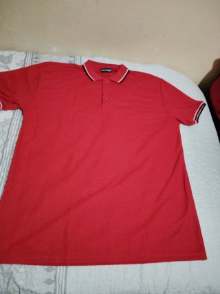 Polo de jersey rojo para hombre finito y cómodo.