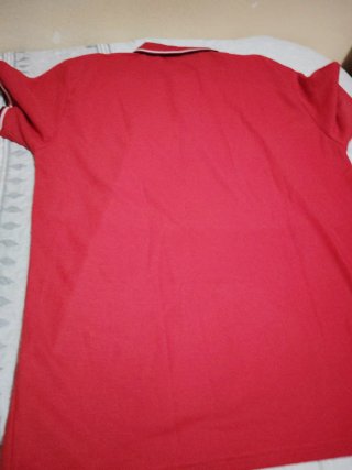Polo de jersey rojo para hombre finito y cómodo.