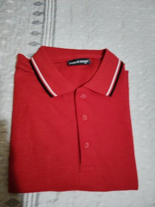 Polo de jersey rojo para hombre finito y cómodo.