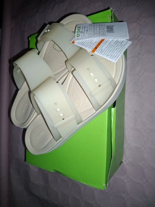 Sandalias Crocs Brooklyn Buckle Beige Nuevas 42/43