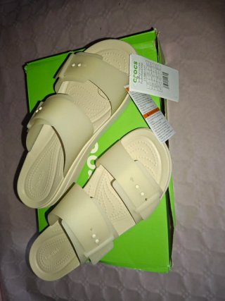 Sandalias Crocs Brooklyn Buckle Beige Nuevas 42/43