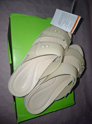 Sandalias Crocs Brooklyn Buckle Beige Nuevas 42/43