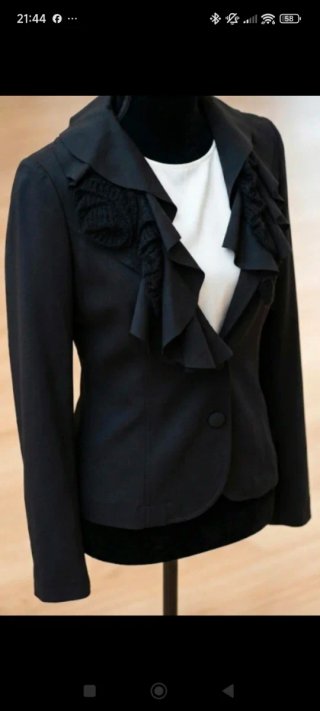 Chaqueta negra con volantes