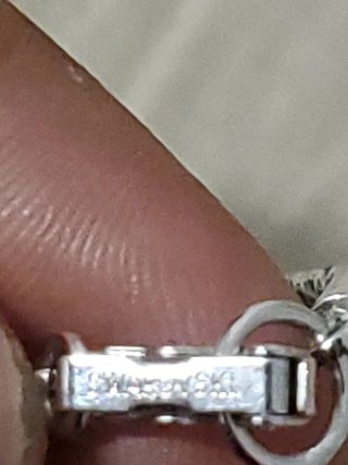 Cadena y colgante de cruz con diamantes