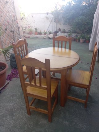 Mesa redonda madera con 4 sillas