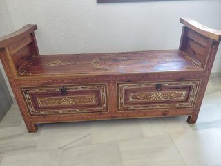 Banco de madera decorativo con cajones