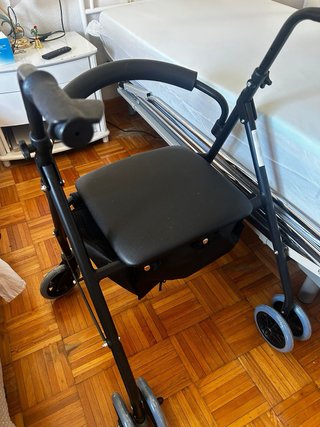 Cama ortopédica y andador