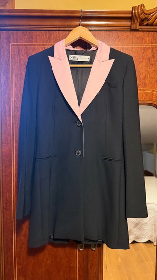 Vestido blazer negro con lazo rosa