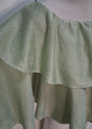 Blusa Zara en verde brillo con volantes
