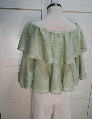 Blusa Zara en verde brillo con volantes
