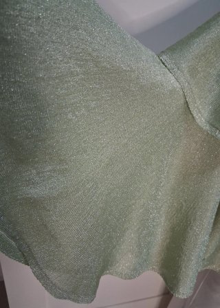 Blusa Zara en verde brillo con volantes