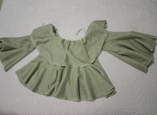 Blusa Zara en verde brillo con volantes
