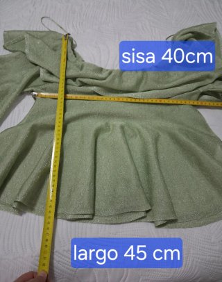 Blusa Zara en verde brillo con volantes