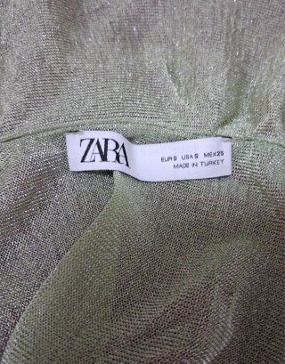 Blusa Zara en verde brillo con volantes