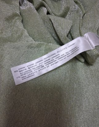 Blusa Zara en verde brillo con volantes