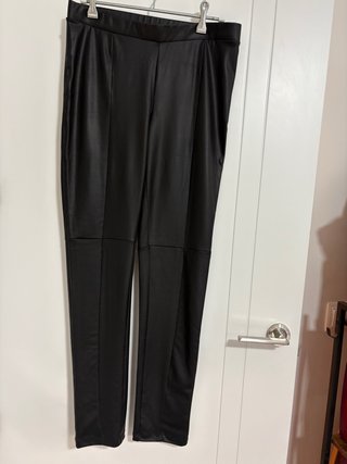 Pantalón efecto piel Mango Talla M