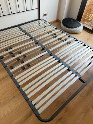 Cabecero de cama metálico y somier.