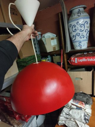 Lampada in metallo rossa e bianca