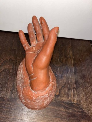 SCULTURA MANO DI TERRA