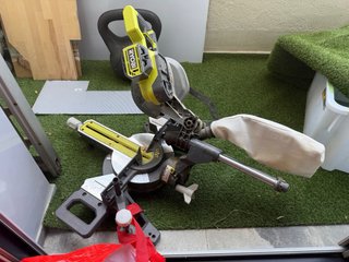 Sierra Ingletadora Ryobi Compacta Telescópica