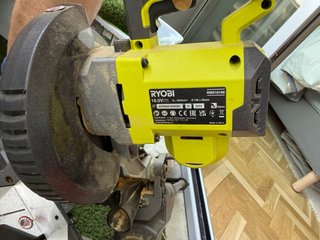 Sierra Ingletadora Ryobi Compacta Telescópica