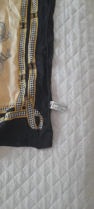 Set foulard beige e nero.