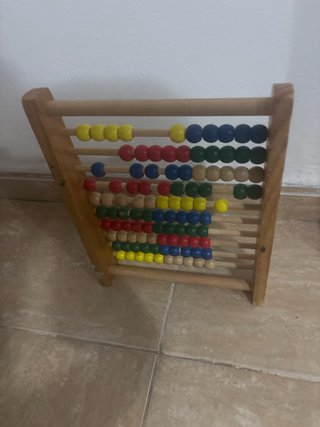 Ábaco de madera con cuentas de colores
