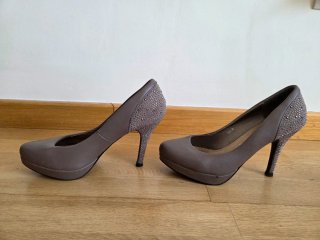 Zapatos grises con tacón de cristalitos