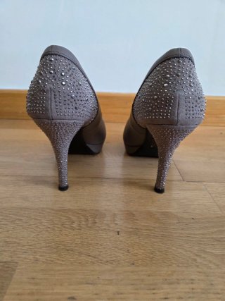 Zapatos grises con tacón de cristalitos