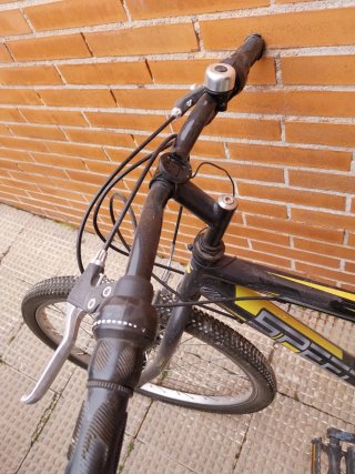 Bicicleta de Montaña Negra y Amarilla