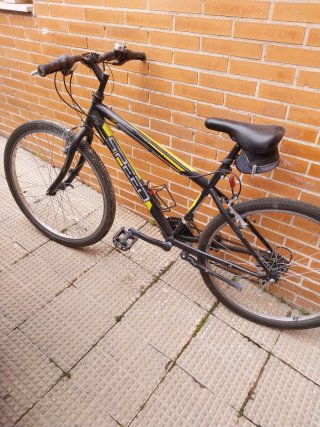 Bicicleta de Montaña Negra y Amarilla