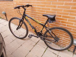 Bicicleta de Montaña Negra y Amarilla