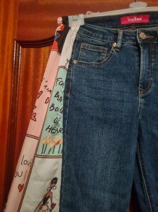 Pantalones vaqueros y tela de originales muñecas.