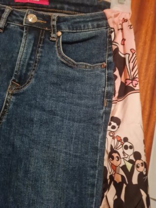 Pantalones vaqueros y tela de originales muñecas.