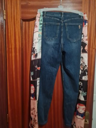 Pantalones vaqueros y tela de originales muñecas.