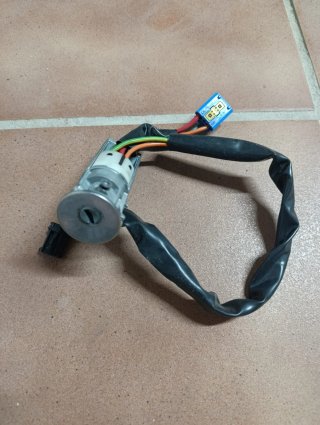 Faro trasero, volante ,cerradura puerta  y bombín