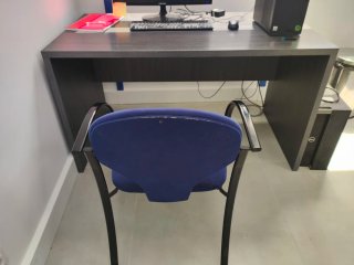 Mesa y silla de oficina