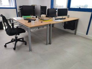 Mesa y silla de oficina