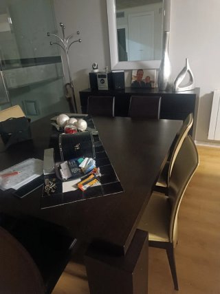 Mesa de comedor de madera y cuero con 8 sillas