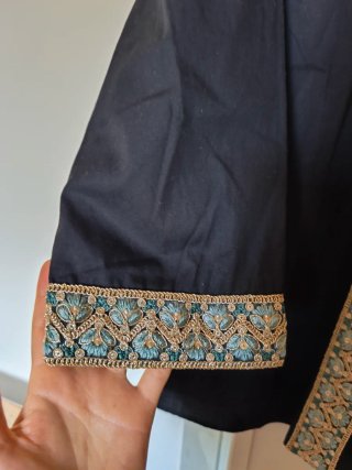 Camicia orientale nera con ricami vintage