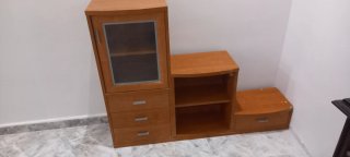 Mueble de madera con puerta de cristal