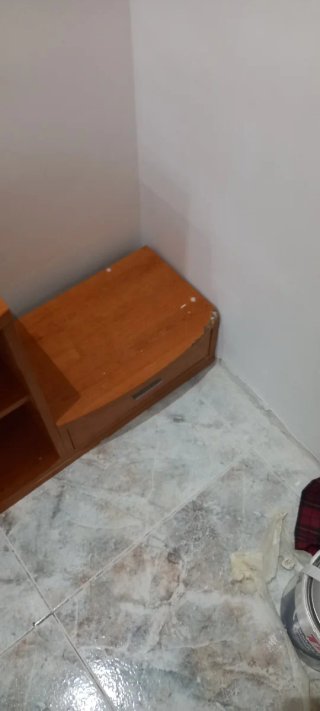 Mueble de madera con puerta de cristal