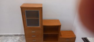 Mueble de madera con puerta de cristal