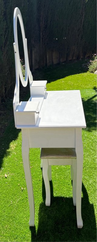 Tocador blanco con espejo y taburete