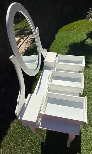 Tocador blanco con espejo y taburete