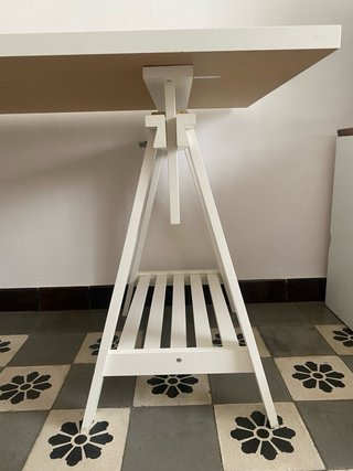 Mesa con caballetes ajustables blanca