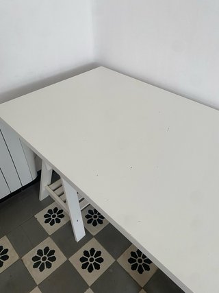 Mesa con caballetes ajustables blanca